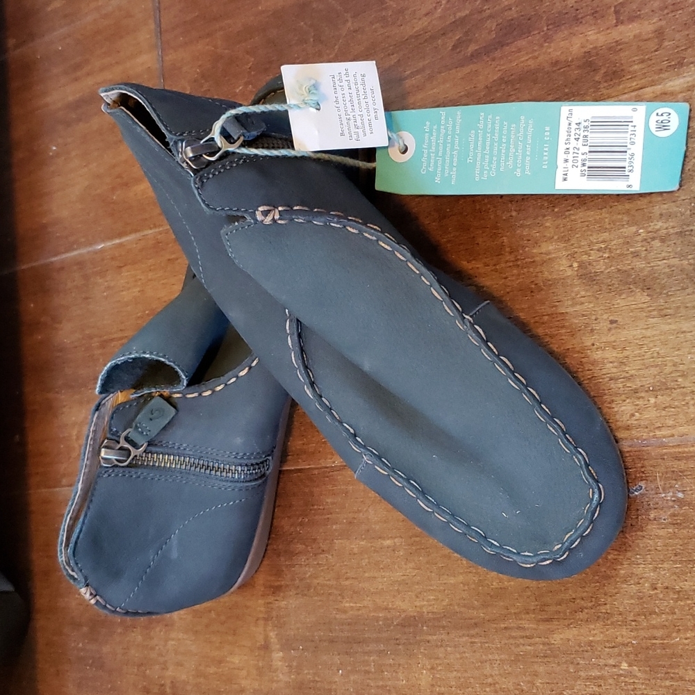 Olukai leather navy blue booties